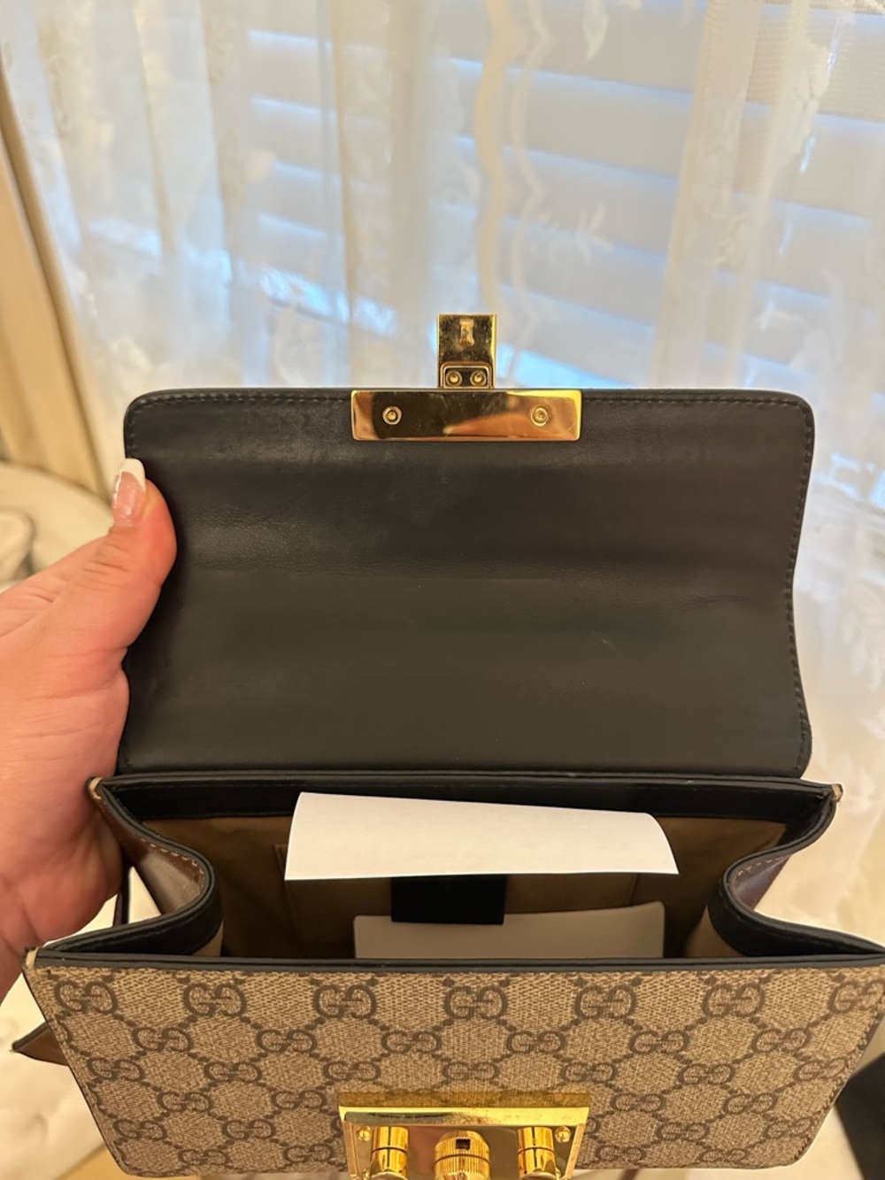 Authentic Gucci Black Leather and Beige GG Supreme Shoulder Bag - Picture 6 of 8